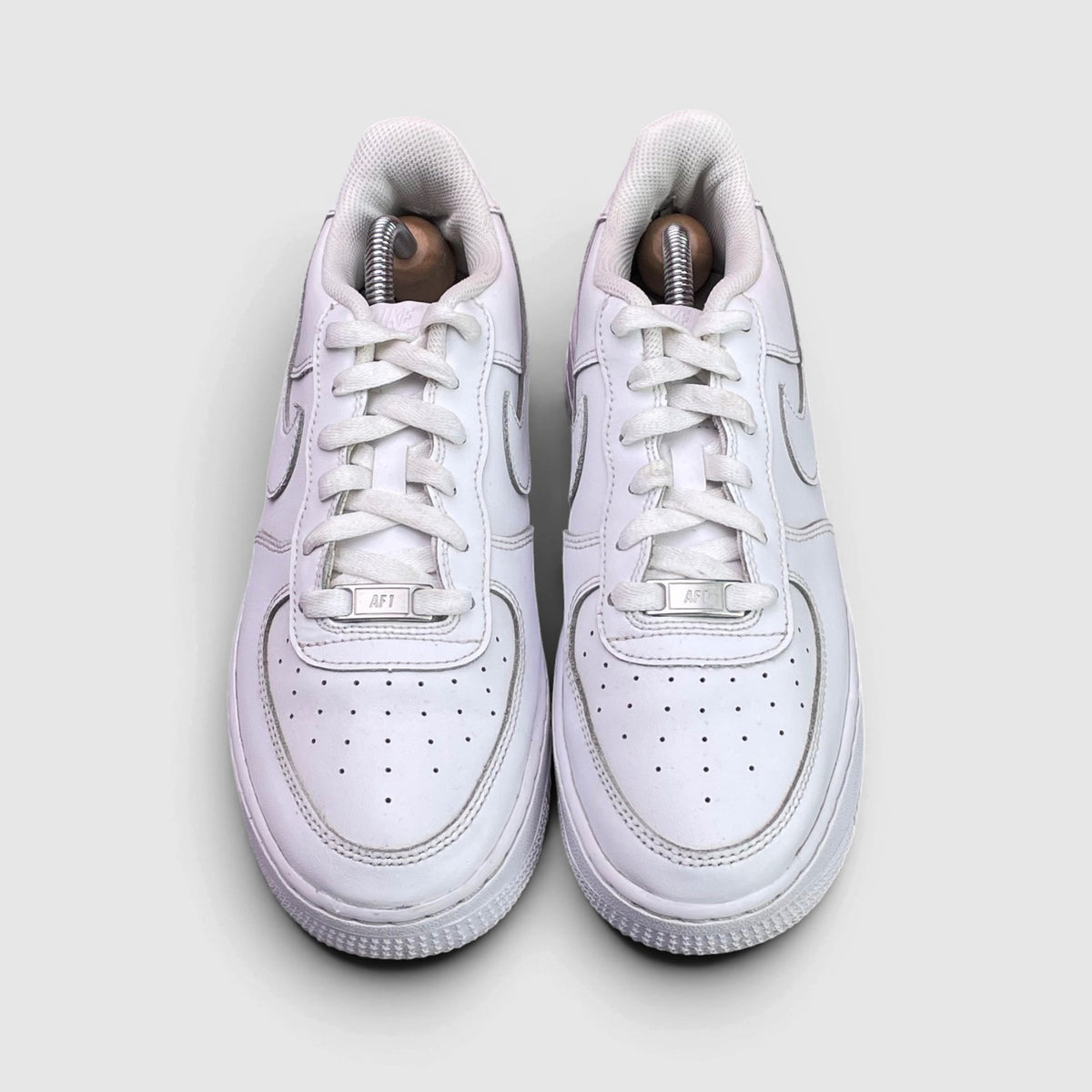 Nike Air Force 1 Low Triple White — buty sportowe damskie w bardzo dobrym stanie rozmiar 39, widok z przodu