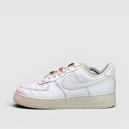 Nike Air Force 1 Low '07 White Black — buty sportowe damskie w bardzo dobrym stanie rozmiar 40, boczny profil, lewa strona