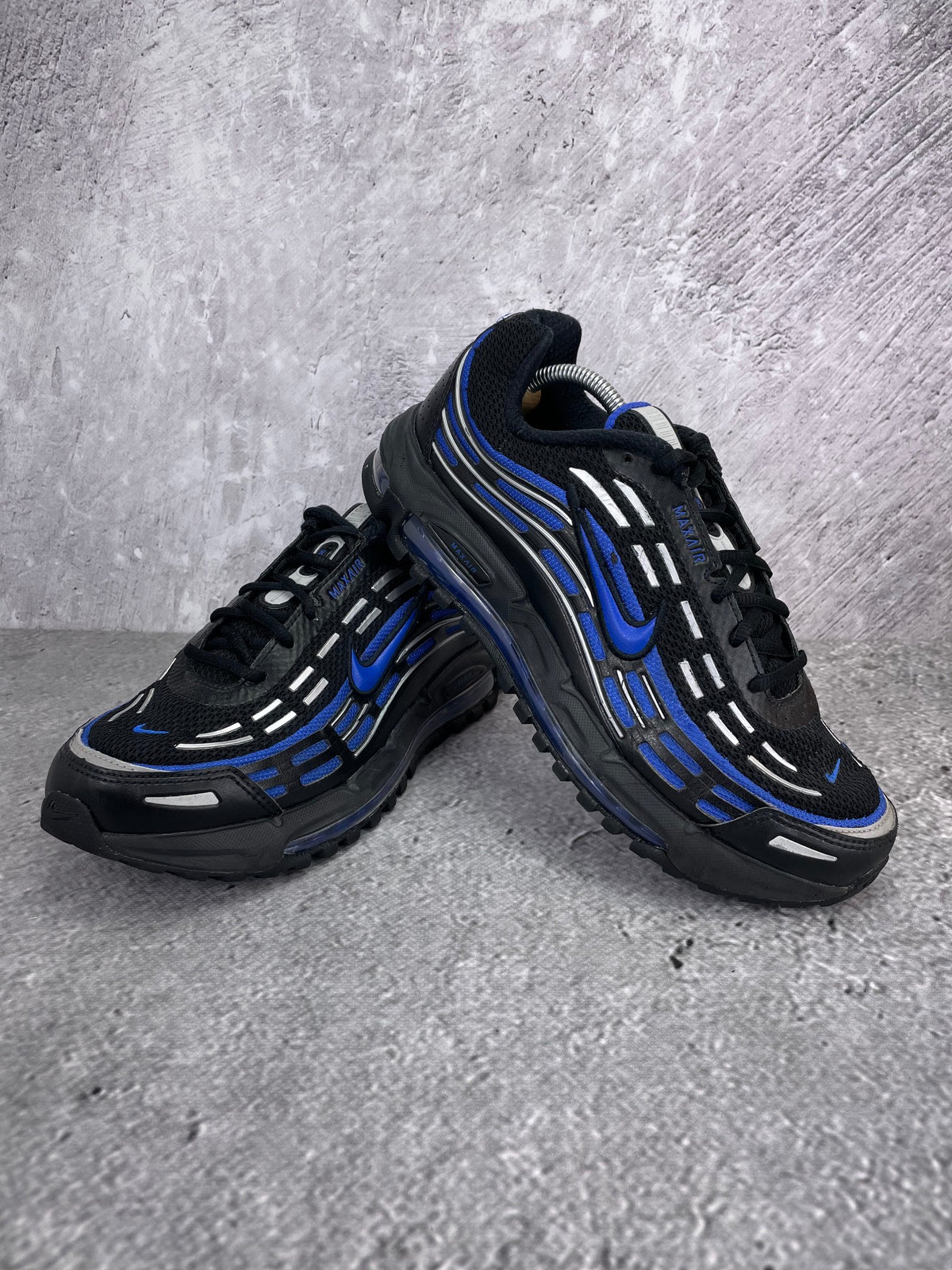 Nike Air Max TL 2.5 Black Royal - buty sportowe, para butów, widok z boku na tle studyjnym