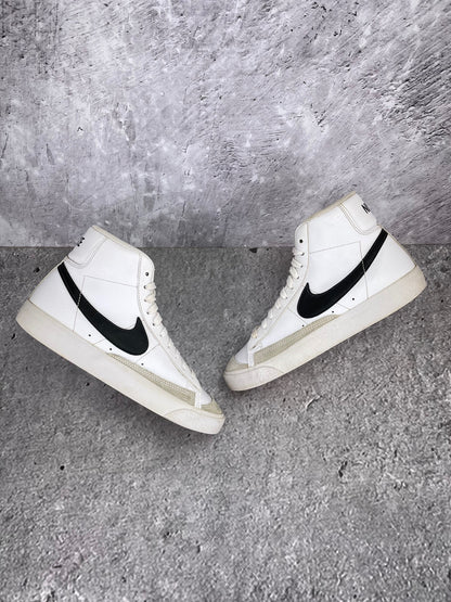 Nike Blazer Mid DA4086-100 - buty sportowe, widok z góry na zewnętrzną stronę butów