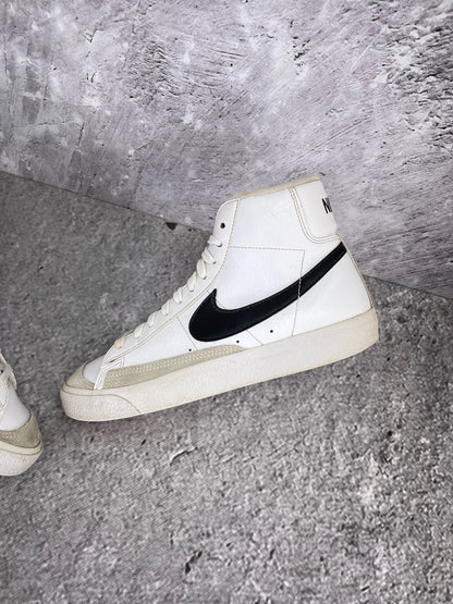 Nike Blazer Mid DA4086-100 - buty sportowe, widok z góry na wewnętrzną stronę butów