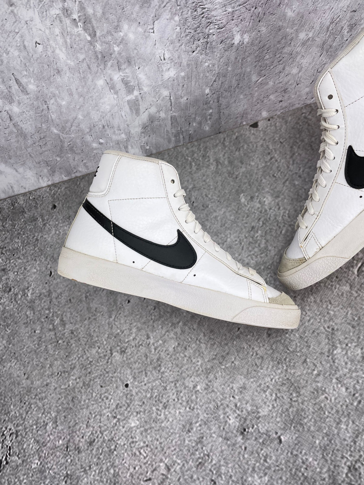 Nike Blazer Mid DA4086-100 - buty sportowe, wewnętrzny panel lewego buta