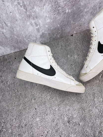 Nike Blazer Mid DA4086-100 - buty sportowe, wewnętrzny panel lewego buta
