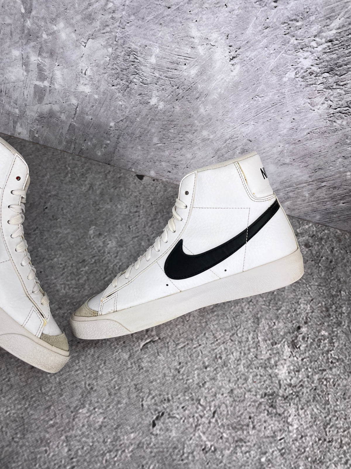 Nike Blazer Mid DA4086-100 - buty sportowe, wewnętrzny panel prawego buta