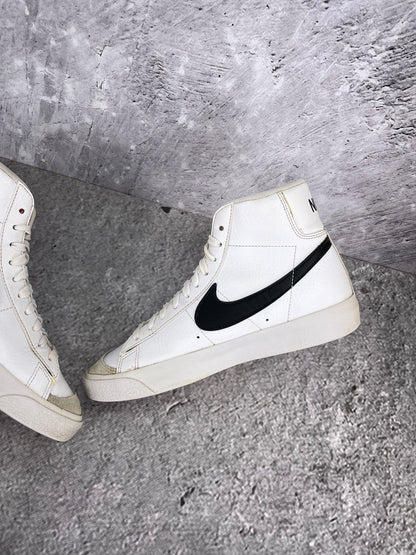 Nike Blazer Mid DA4086-100 - buty sportowe, wewnętrzny panel prawego buta