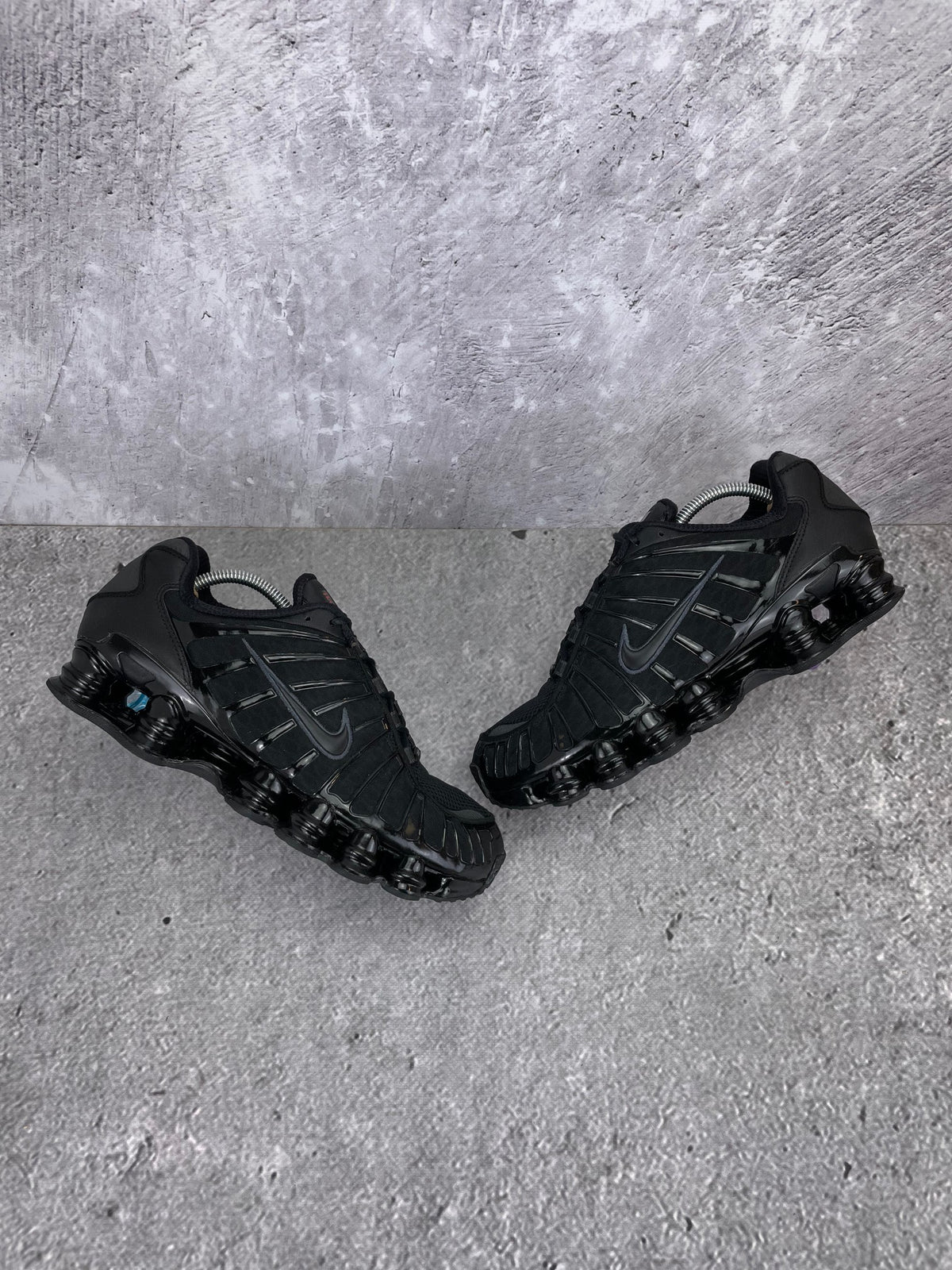 Nike Shox TL Metallic Hematite - buty sportowe, widok z góry na zewnętrzną stronę butów