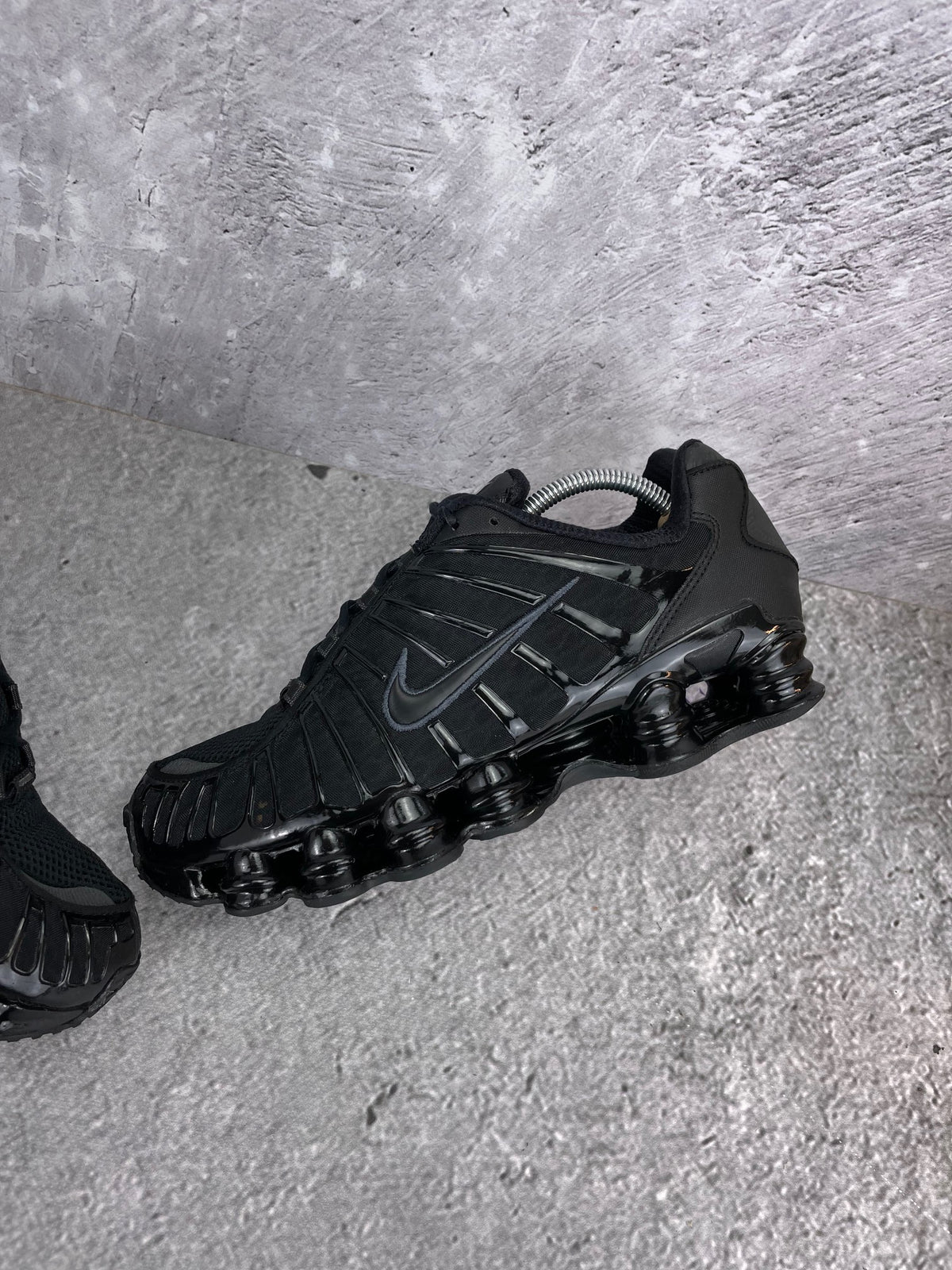 Nike Shox TL Metallic Hematite - buty sportowe, widok z góry na wewnętrzną stronę butów