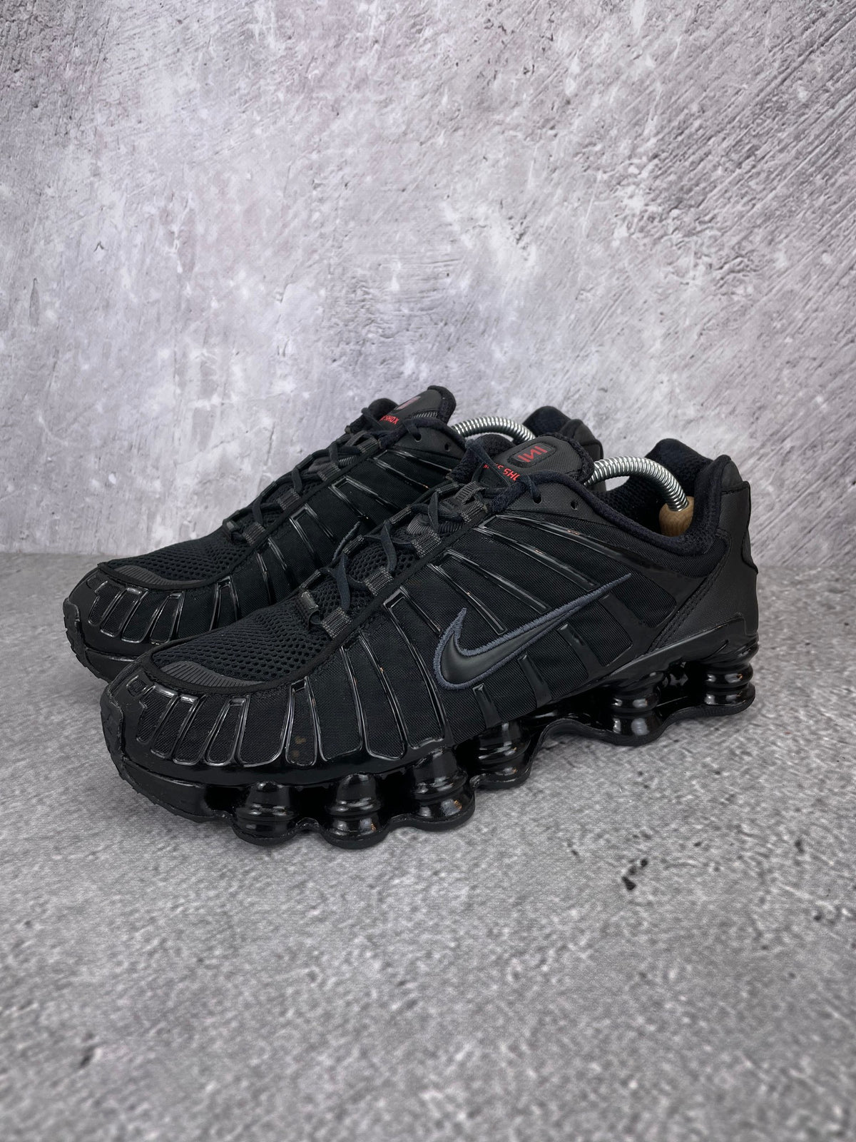 Nike Shox TL Metallic Hematite - buty sportowe, widok z boku na tle studyjnym