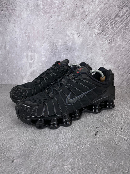 Nike Shox TL Metallic Hematite - buty sportowe, widok z boku na tle studyjnym