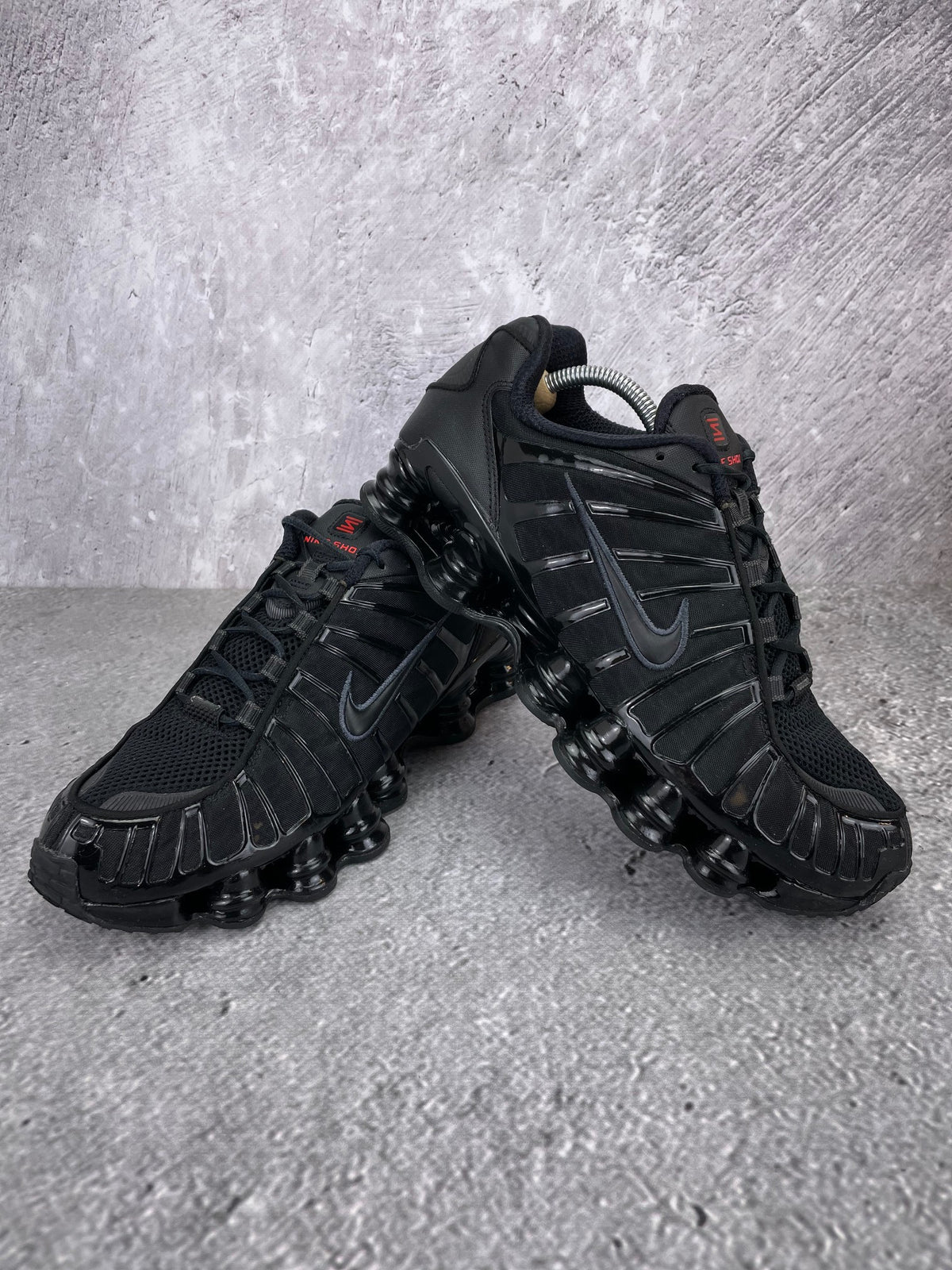 Nike Shox TL Metallic Hematite - buty sportowe, para butów, widok z boku na tle studyjnym