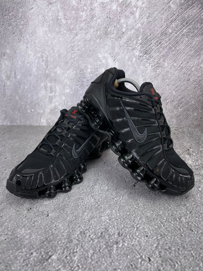 Nike Shox TL Metallic Hematite - buty sportowe, para butów, widok z boku na tle studyjnym