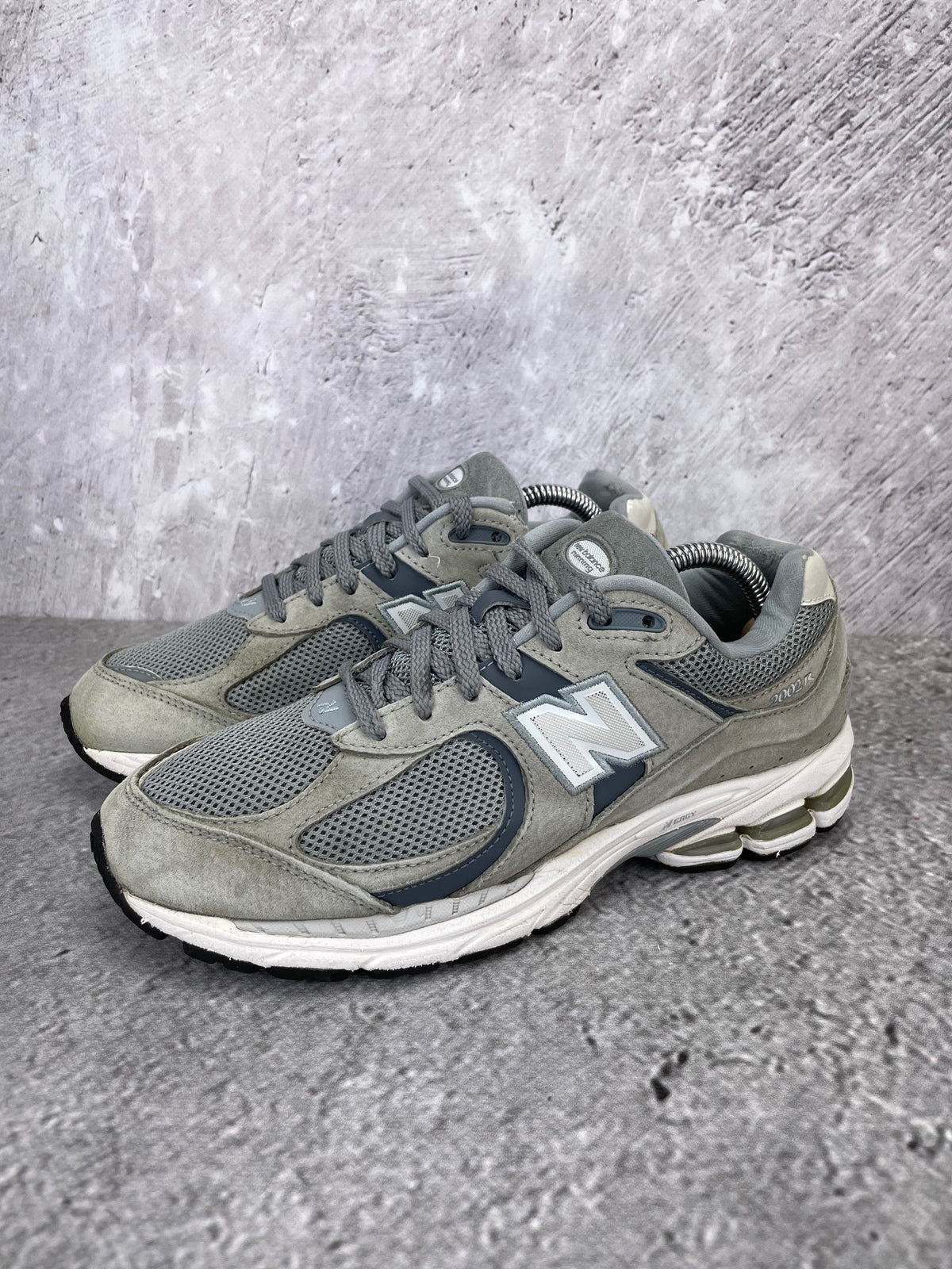 New Balance 2002R M2002RST - buty sportowe, widok z boku na tle studyjnym