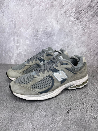 New Balance 2002R M2002RST - buty sportowe, widok z boku na tle studyjnym