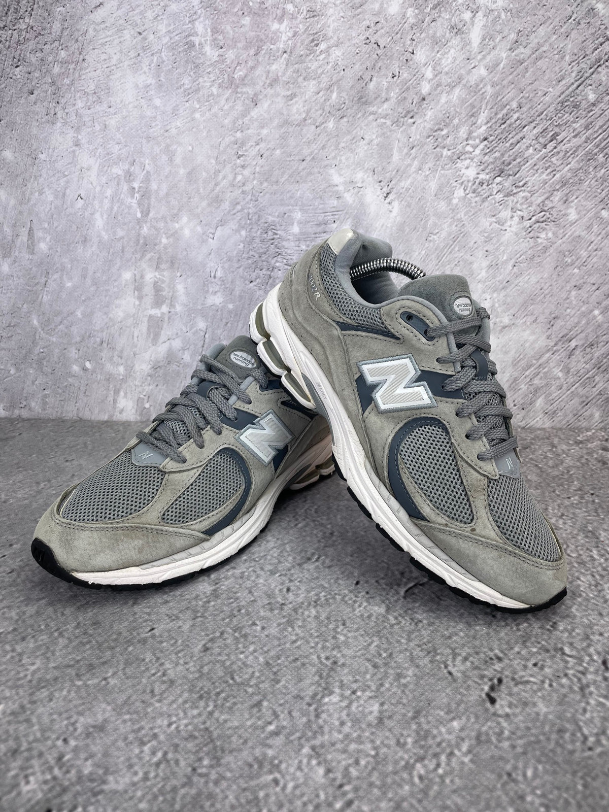 New Balance 2002R M2002RST - buty sportowe, para butów, widok z boku na tle studyjnym