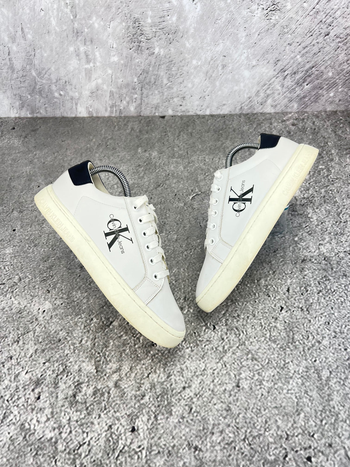 Calvin Klein Classic Cupsole Mono Lth UW0YW01269 - buty sportowe, widok z góry na zewnętrzną stronę butów