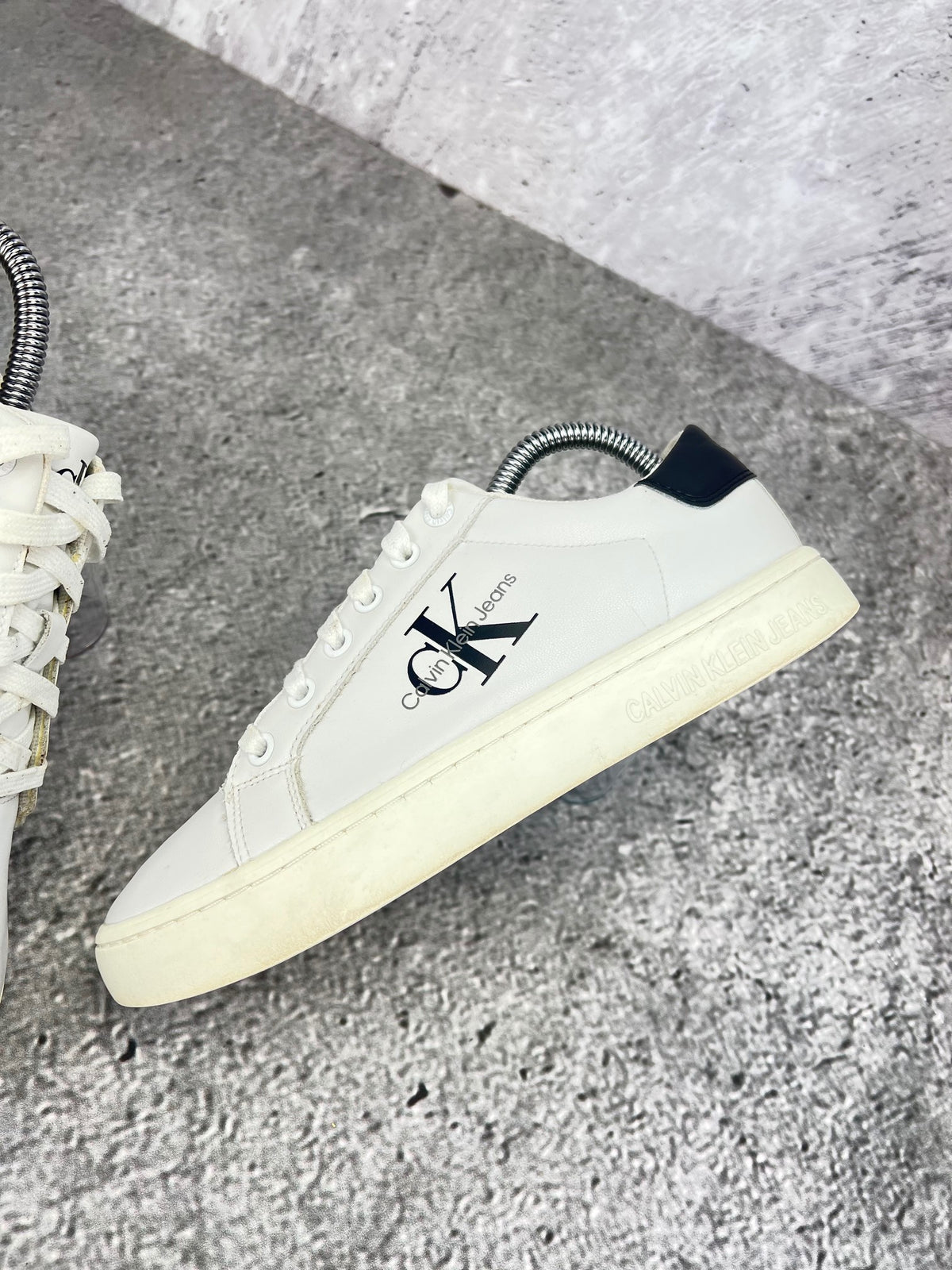 Calvin Klein Classic Cupsole Mono Lth UW0YW01269 - buty sportowe, zewnętrzny panel lewego buta