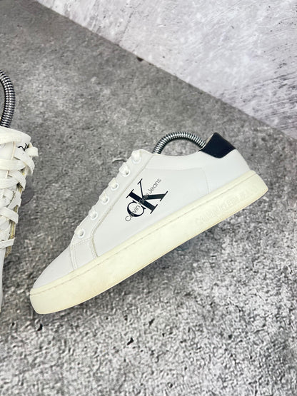 Calvin Klein Classic Cupsole Mono Lth UW0YW01269 - buty sportowe, zewnętrzny panel lewego buta
