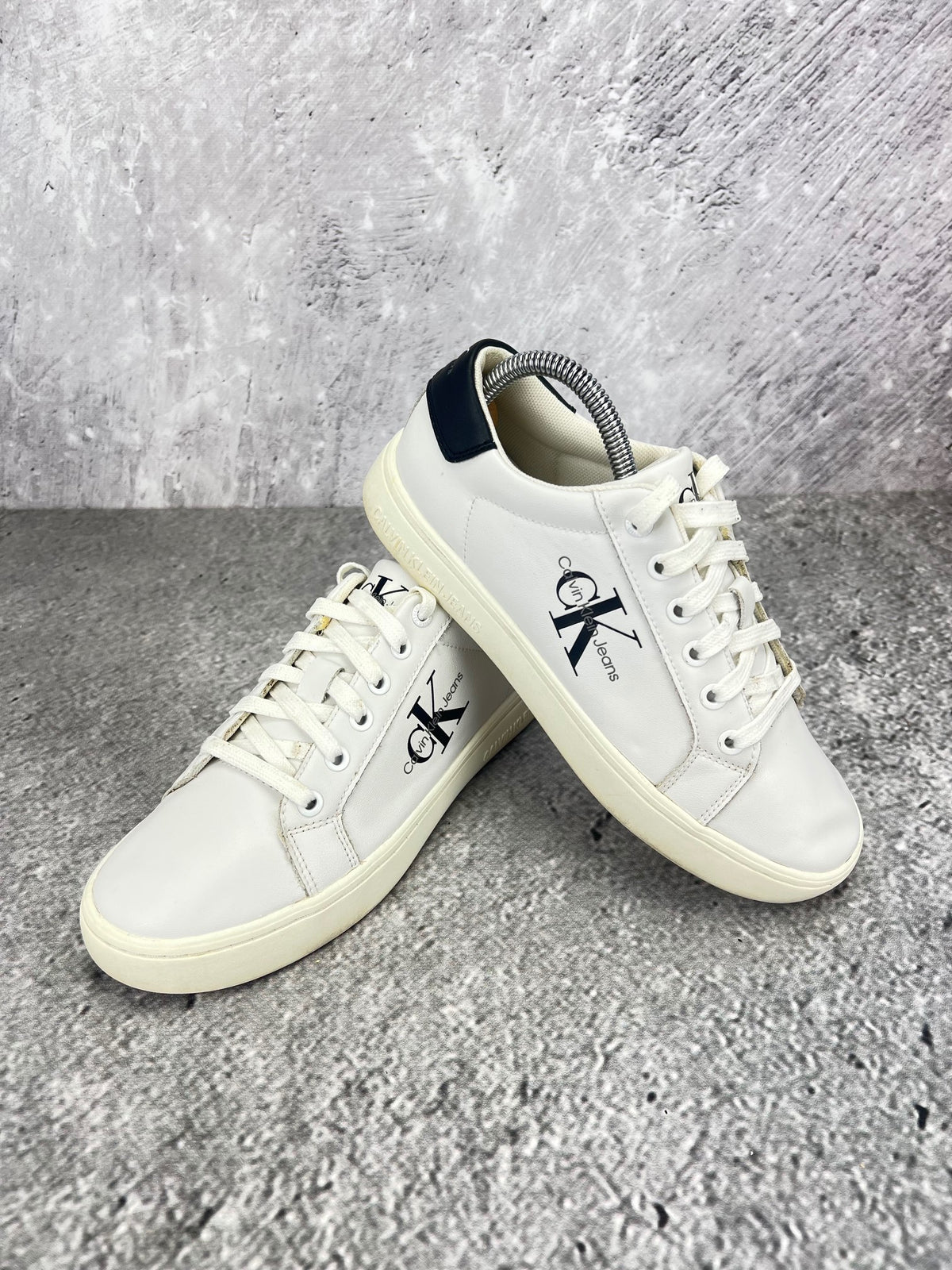 Calvin Klein Classic Cupsole Mono Lth UW0YW01269 - buty sportowe, para butów, widok z boku na tle studyjnym