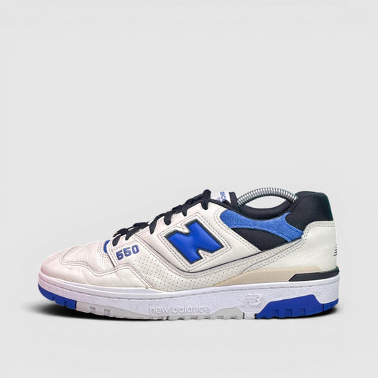 New Balance 550 White/Team Royal — buty sportowe męskie w bardzo dobrym stanie rozmiar 44, boczny profil, lewa strona