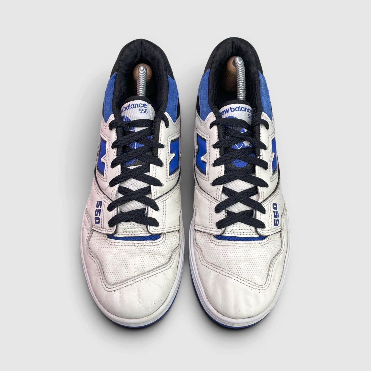New Balance 550 White/Team Royal — buty sportowe męskie w bardzo dobrym stanie rozmiar 44, widok z góry