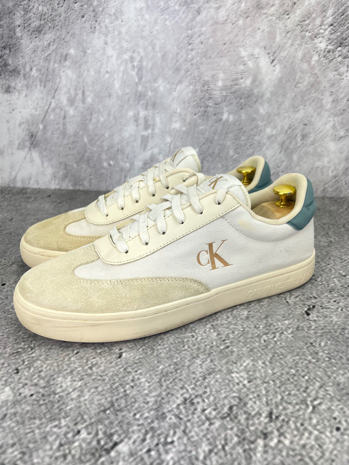 Calvin Klein Jeans Classic Cupsole Low Mix MG 402366-01 - buty sportowe, widok z boku na tle studyjnym