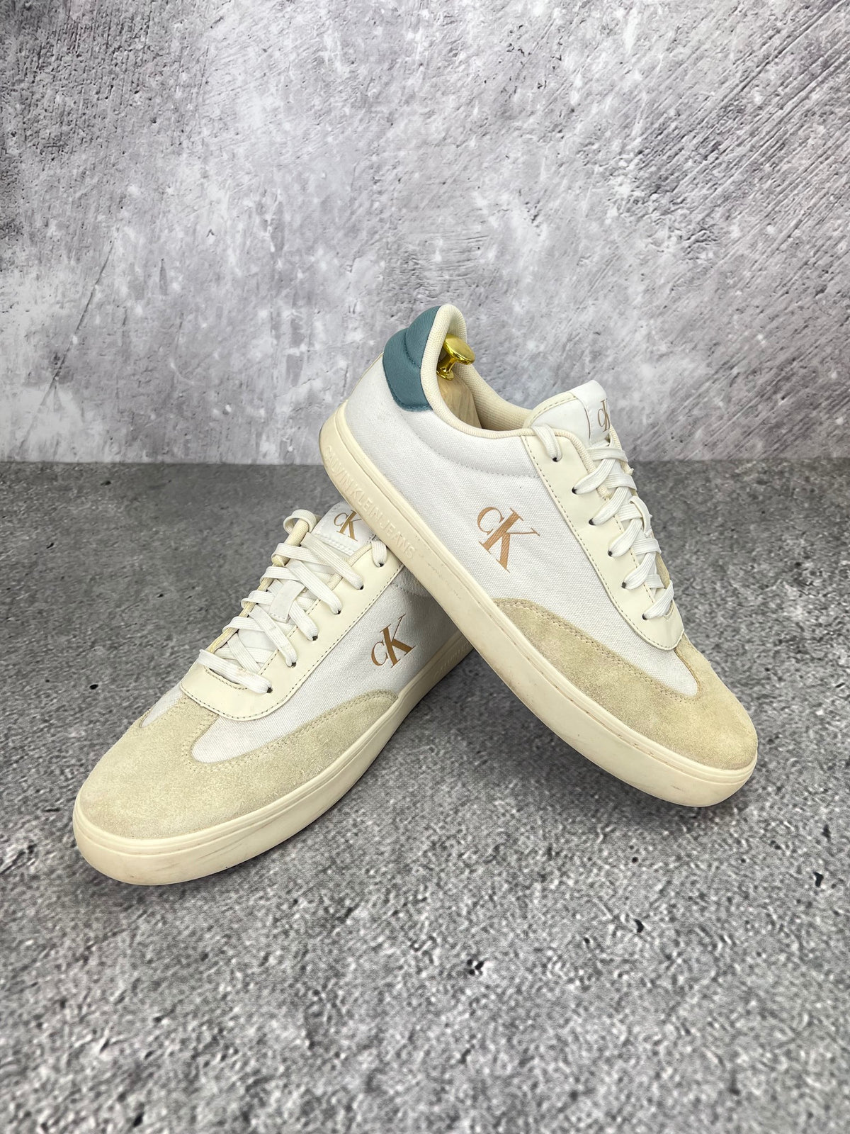 Calvin Klein Jeans Classic Cupsole Low Mix MG 402366-01 - buty sportowe, para butów, widok z boku na tle studyjnym