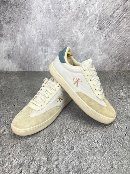 Calvin Klein Jeans Classic Cupsole Low Mix MG 402366-01 - buty sportowe, para butów, widok z boku na tle studyjnym