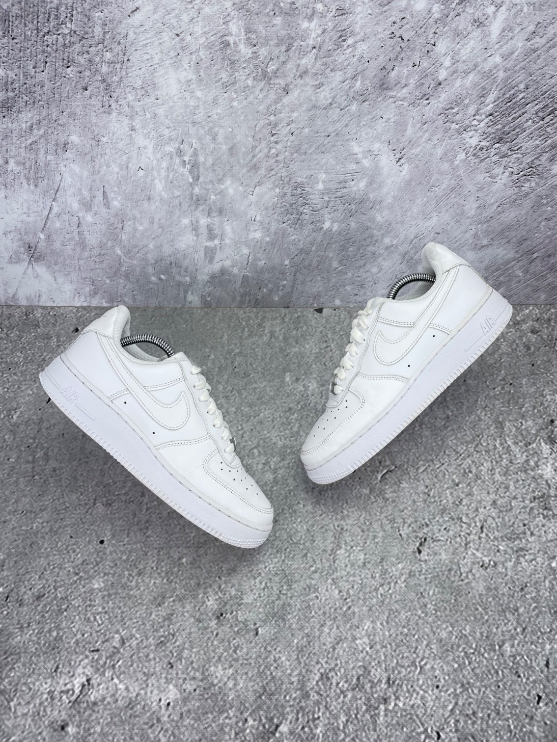Nike Air Force 1 Low Triple White - buty sportowe, widok z góry na zewnętrzną stronę butów