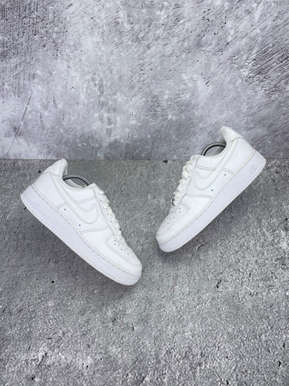 Nike Air Force 1 Low Triple White - buty sportowe, widok z góry na zewnętrzną stronę butów