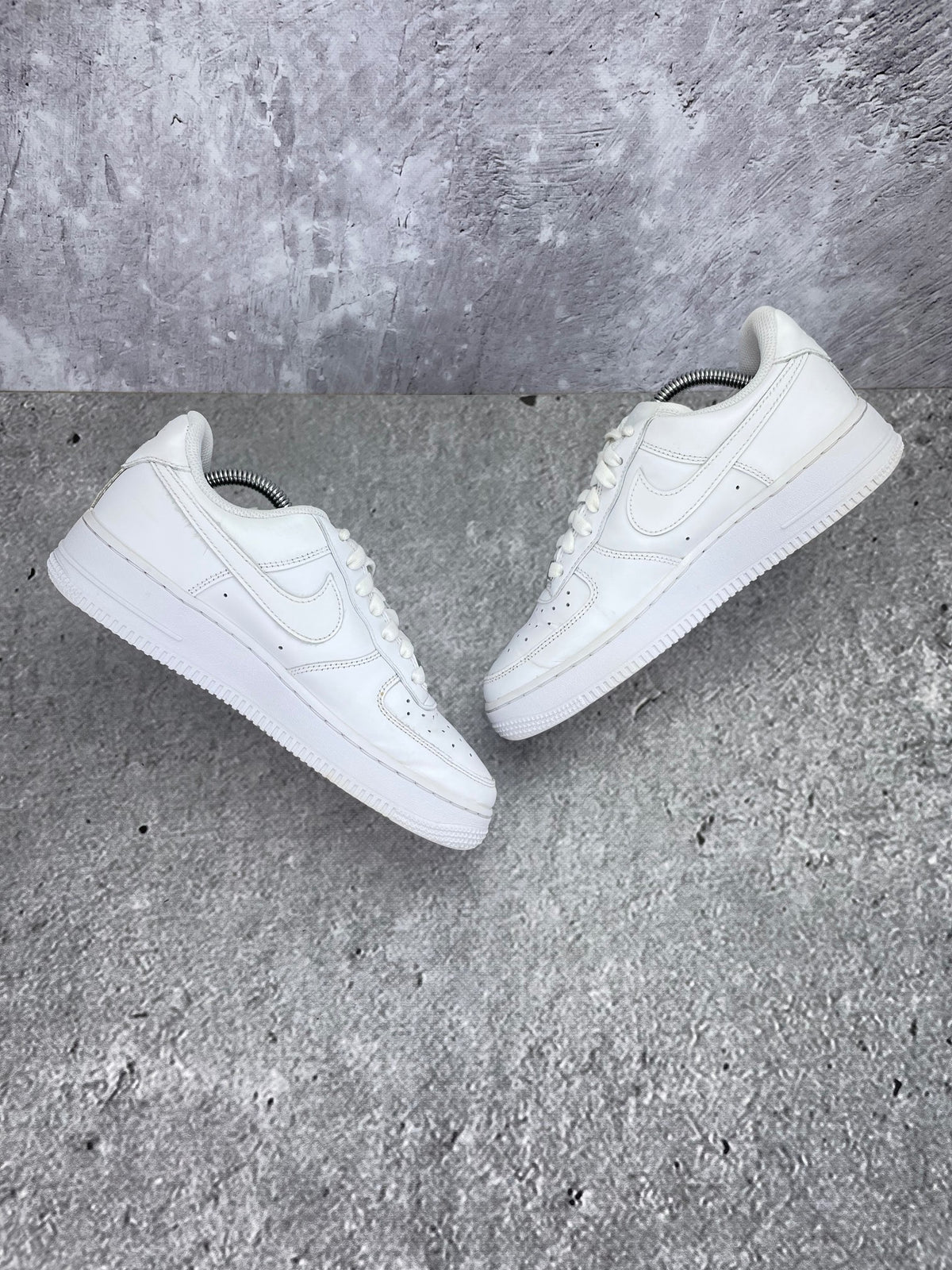Nike Air Force 1 Low Triple White - buty sportowe, zewnętrzny panel prawego buta