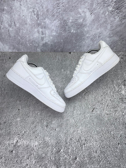 Nike Air Force 1 Low Triple White - buty sportowe, zewnętrzny panel prawego buta