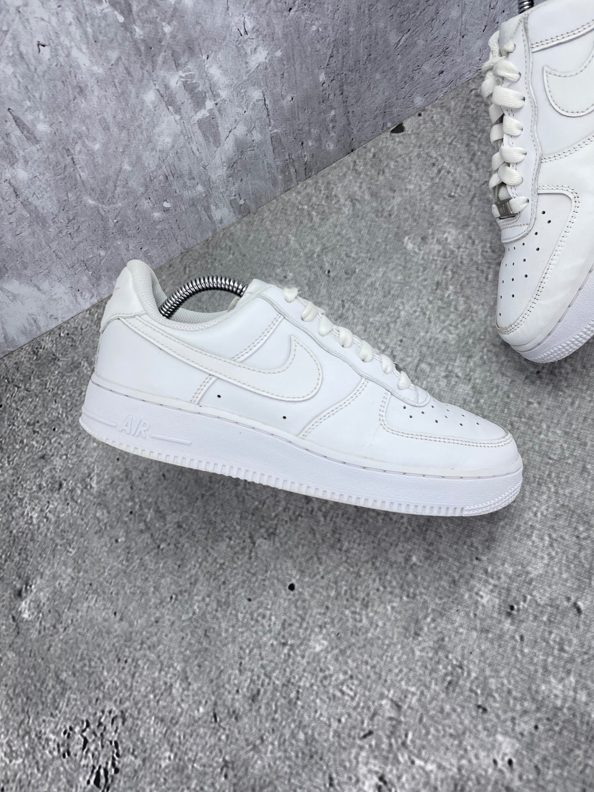Nike Air Force 1 Low Triple White - buty sportowe, zewnętrzny panel lewego buta
