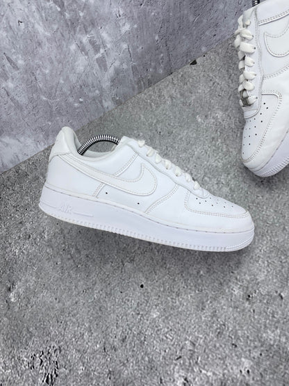 Nike Air Force 1 Low Triple White - buty sportowe, zewnętrzny panel lewego buta