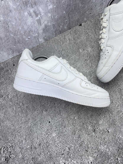 Nike Air Force 1 Low Triple White - buty sportowe, wewnętrzny panel lewego buta