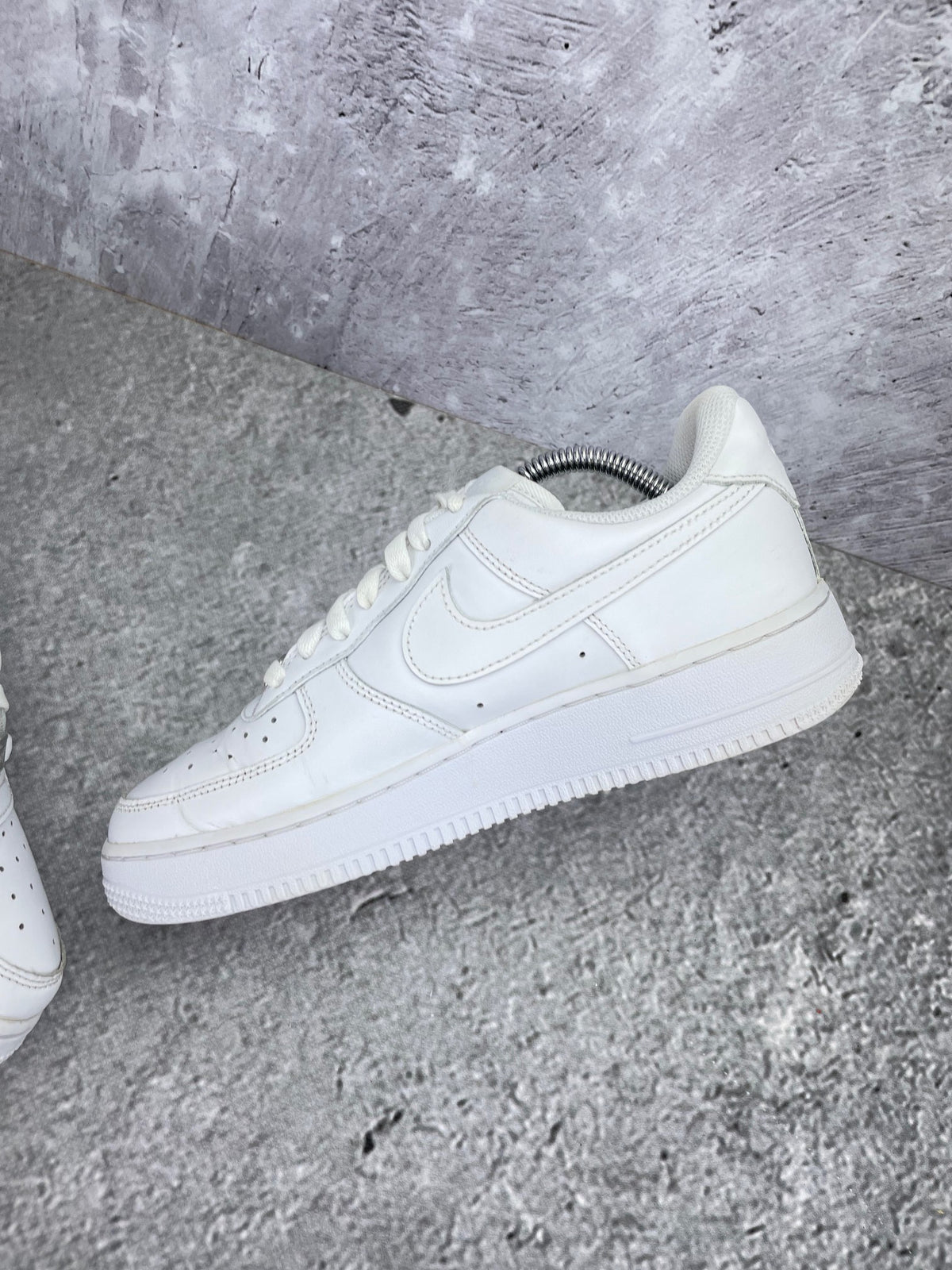Nike Air Force 1 Low Triple White - buty sportowe, wewnętrzny panel prawego buta