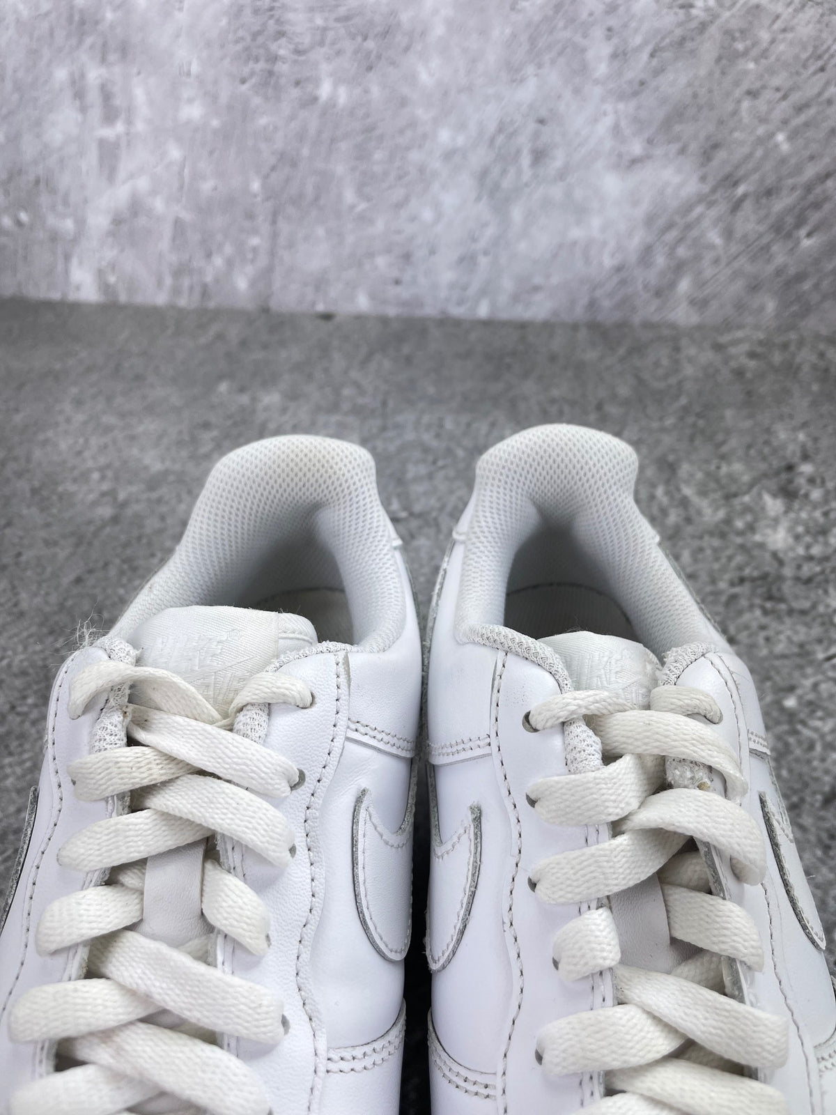 Nike Air Force 1 Low Triple White - buty sportowe, zapiętki butów