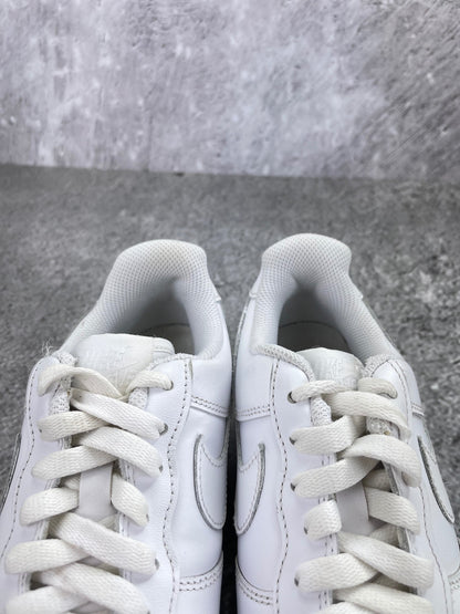 Nike Air Force 1 Low Triple White - buty sportowe, zapiętki butów