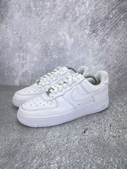 Nike Air Force 1 Low Triple White - buty sportowe, widok z boku na tle studyjnym