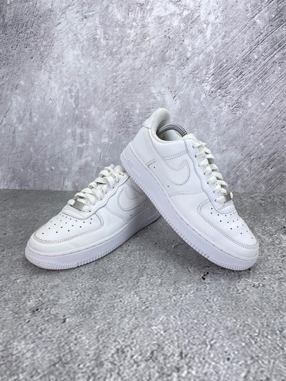 Nike Air Force 1 Low Triple White - buty sportowe, para butów, widok z boku na tle studyjnym