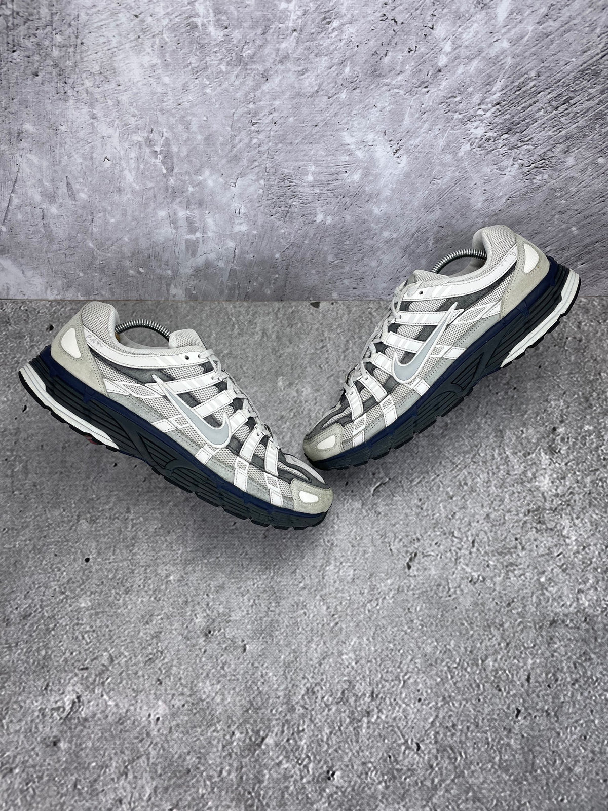 Nike P-6000 Photon Dust Anthracite - buty sportowe, widok z góry na zewnętrzną stronę butów