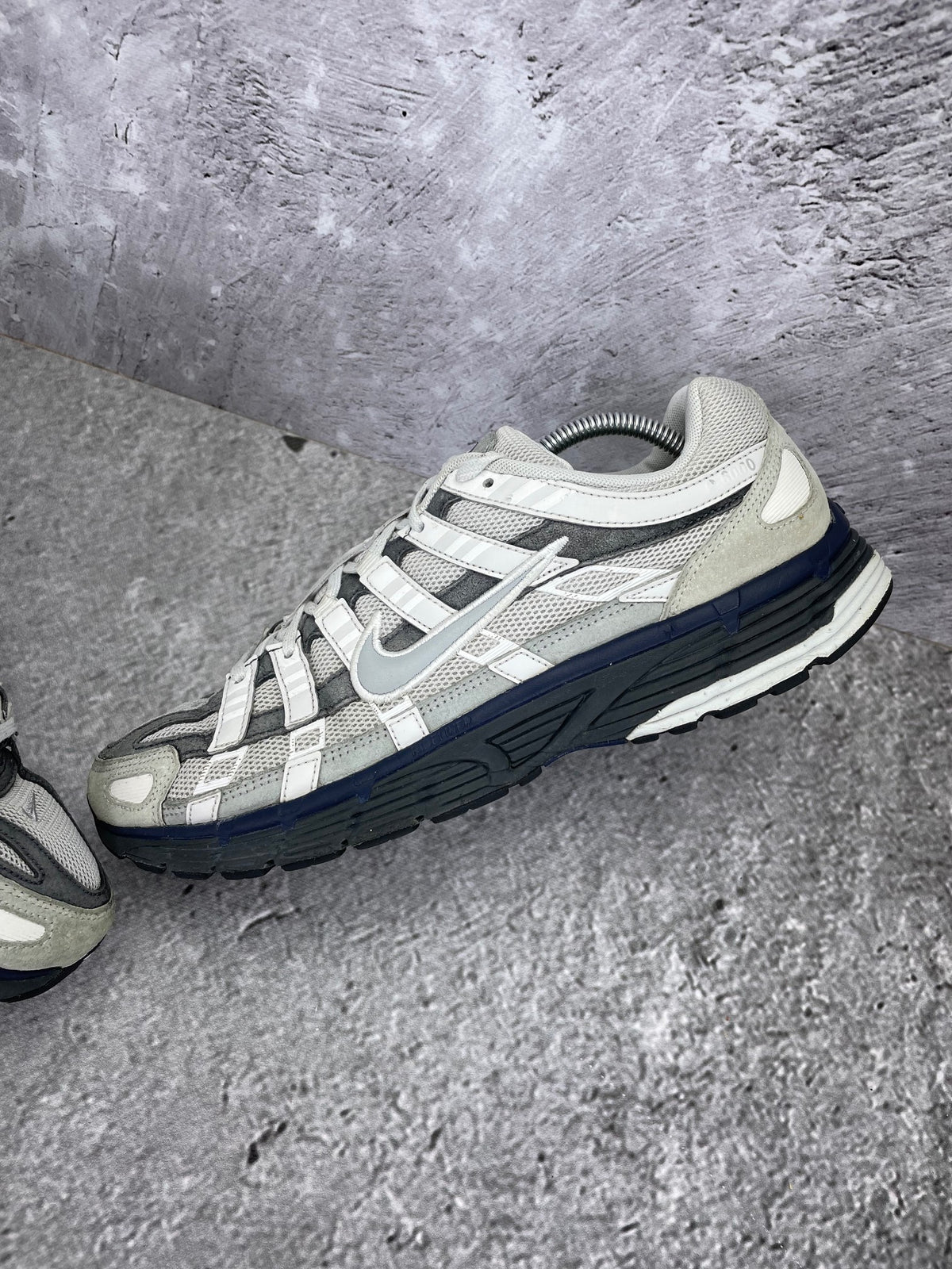 Nike P-6000 Photon Dust Anthracite - buty sportowe, widok z góry na wewnętrzną stronę butów