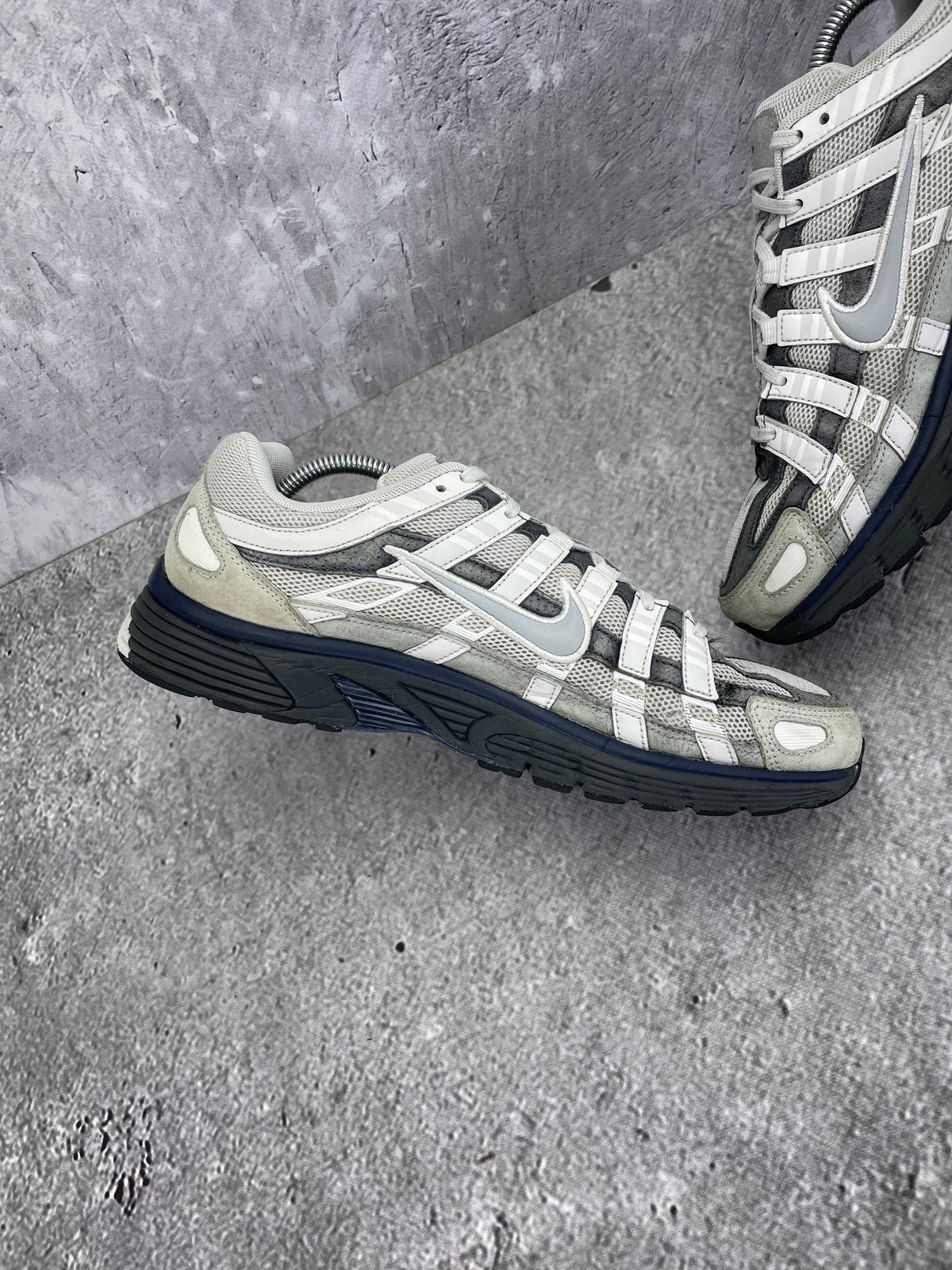 Nike P-6000 Photon Dust Anthracite - buty sportowe, wewnętrzny panel lewego buta