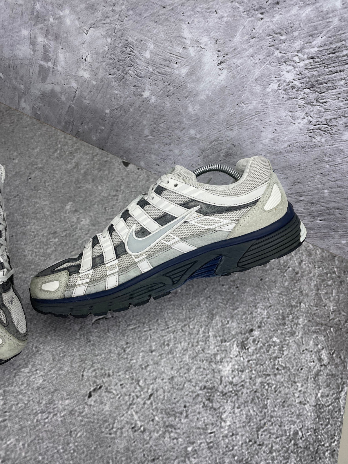 Nike P-6000 Photon Dust Anthracite - buty sportowe, wewnętrzny panel prawego buta