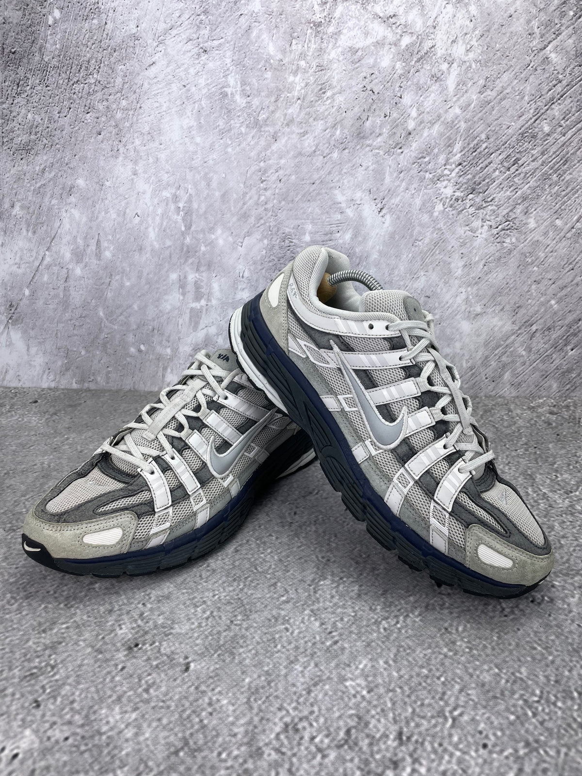 Nike P-6000 Photon Dust Anthracite - buty sportowe, para butów, widok z boku na tle studyjnym