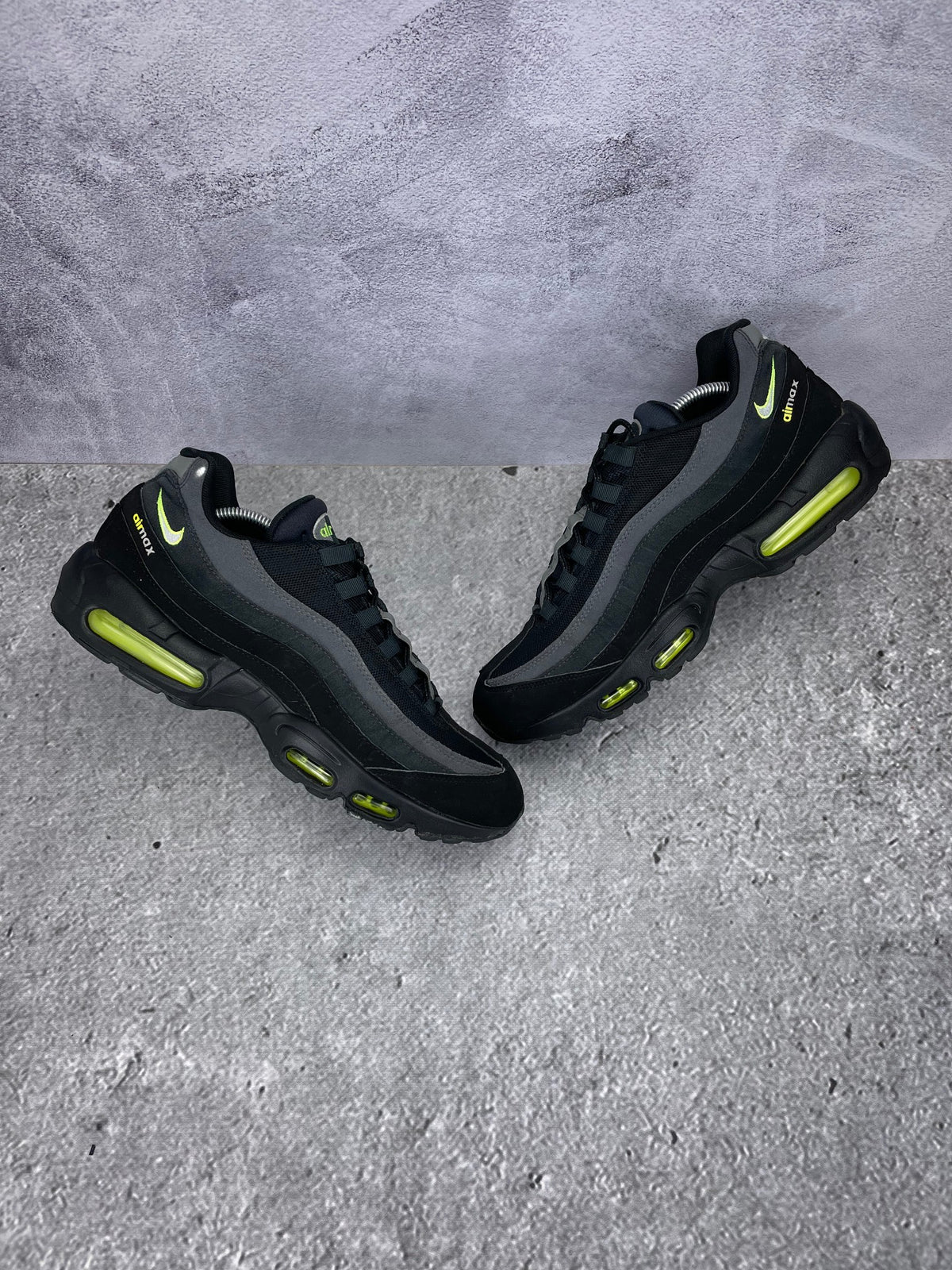 Nike Air Max 95 Black Volt - buty sportowe, widok z góry na zewnętrzną stronę butów