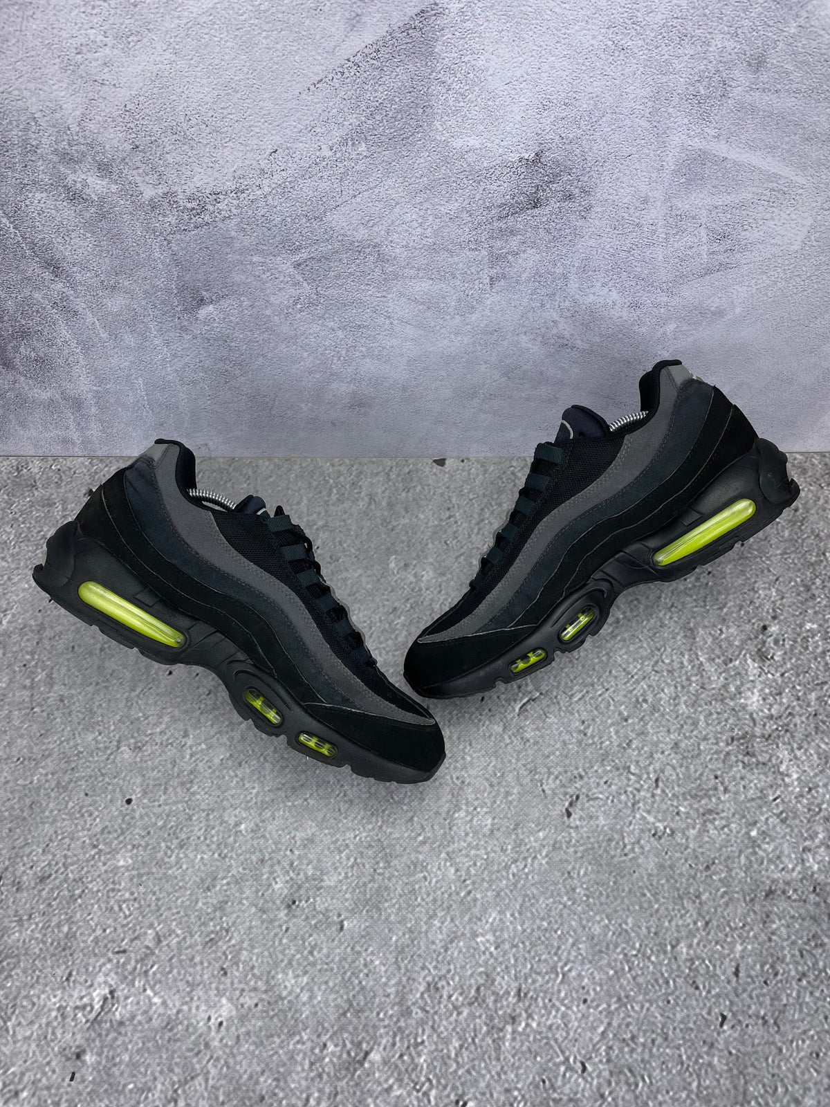 Nike Air Max 95 Black Volt - buty sportowe, zewnętrzny panel prawego buta
