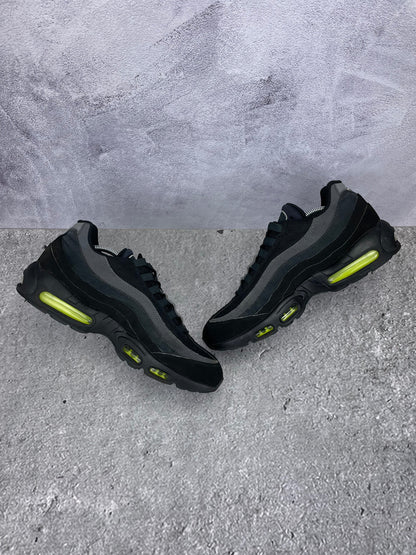 Nike Air Max 95 Black Volt - buty sportowe, zewnętrzny panel prawego buta