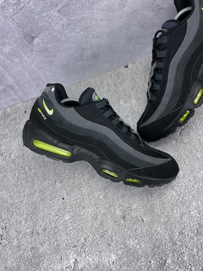 Nike Air Max 95 Black Volt - buty sportowe, zewnętrzny panel lewego buta