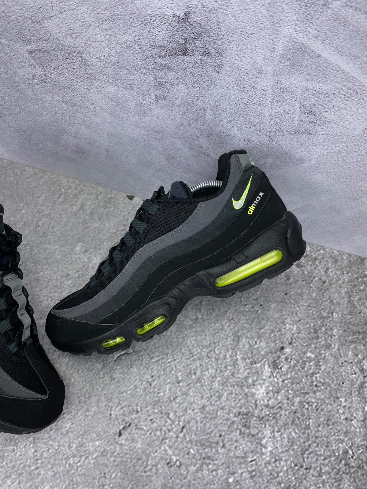 Nike Air Max 95 Black Volt - buty sportowe, widok z góry na wewnętrzną stronę butów