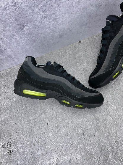 Nike Air Max 95 Black Volt - buty sportowe, wewnętrzny panel lewego buta